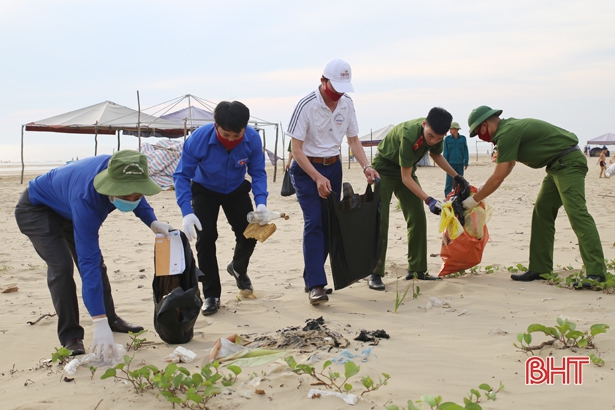 Đoàn viên thanh niên Hà Tĩnh thu gom rác, bảo vệ môi trường biển