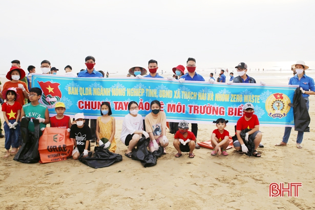 Đoàn viên thanh niên Hà Tĩnh thu gom rác, bảo vệ môi trường biển