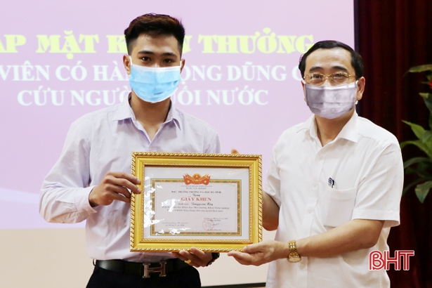 Khen thưởng sinh viên Lào dũng cảm cứu người đuối nước ở Hà Tĩnh