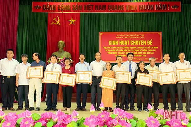 Hà Tĩnh có 1.581 đảng viên được trao Huy hiệu Đảng nhân dịp sinh nhật Bác