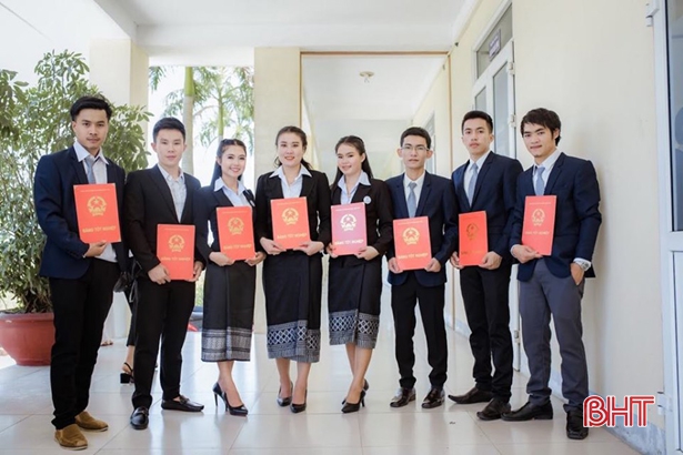 Cựu sinh viên Lào của Đại học Hà Tĩnh tìm được việc làm mơ ước ở Viêng Chăn