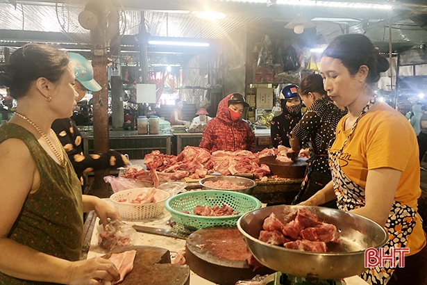 Giá lợn hơi ở Hà Tĩnh “hạ nhiệt” khi lợn sống nhập khẩu từ Thái Lan về Việt Nam