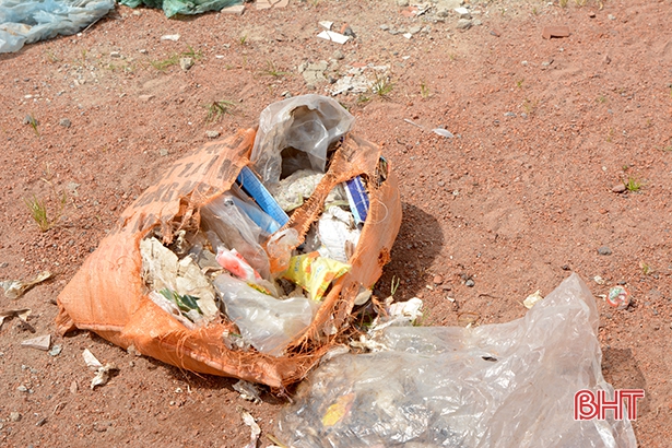 Doanh nghiệp ở thị xã Hồng Lĩnh giải thể, đất bỏ hoang trở thành bãi rác