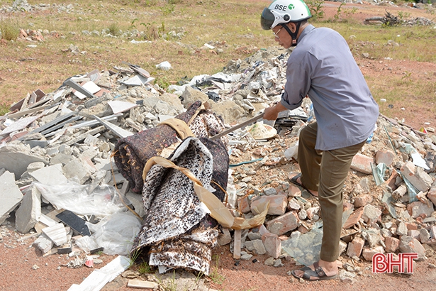 Doanh nghiệp ở thị xã Hồng Lĩnh giải thể, đất bỏ hoang trở thành bãi rác