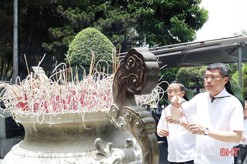 Thống đốc Ngân hàng Nhà nước Lê Minh Hưng dâng hương tại Khu di tích Ngã ba Đồng Lộc