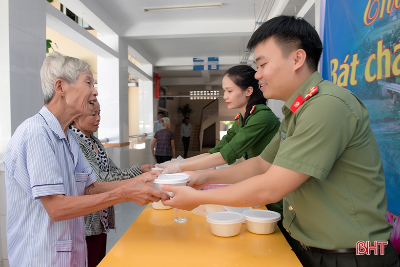 Hơn 300 suất cháo được trao tận tay bệnh nhân nghèo ở Hương Sơn