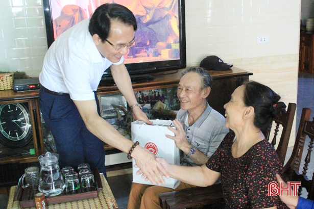 Trao quà của Ban Tổ chức trung ương cho gia đình chính sách ở Nghi Xuân