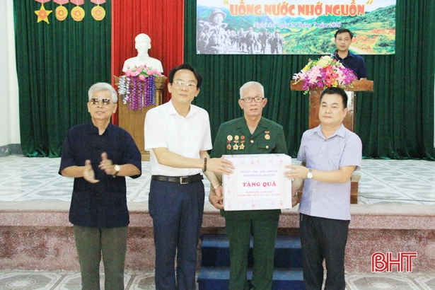 Trao quà của Ban Tổ chức trung ương cho gia đình chính sách ở Nghi Xuân
