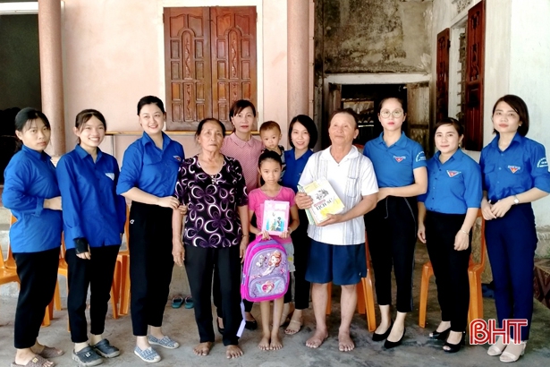 Gần 100 suất quà “nâng bước tới trường” cho học sinh nghèo Thạch Hà