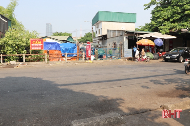 Thành phố Hà Tĩnh chính thức đóng cửa cổng chợ rau tại cầu Sở Rượu