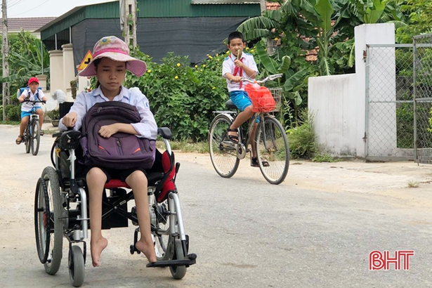 Gian nan đường đến trường của nữ sinh khuyết tật ở Hà Tĩnh