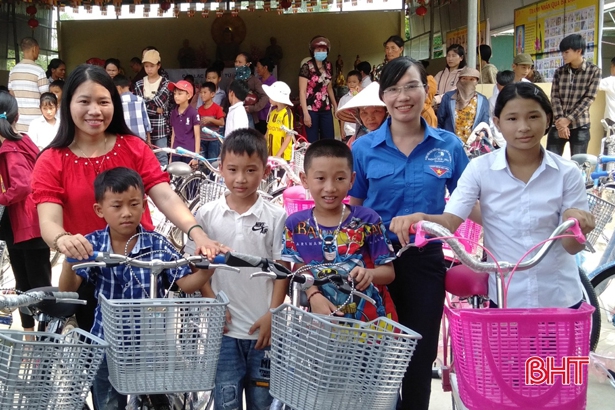 Hơn 360 triệu đồng tiếp sức trẻ em nghèo Can Lộc đến trường