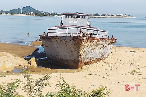 Tàu sắt vô chủ trôi dạt vào vùng biển Hà Tĩnh sẽ được bán đấu giá