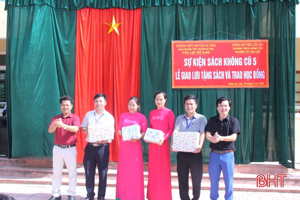 Trao tặng hơn 2.000 cuốn sách cho học sinh vùng khó khăn Lộc Hà
