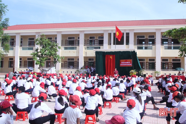 Trao tặng hơn 2.000 cuốn sách cho học sinh vùng khó khăn Lộc Hà