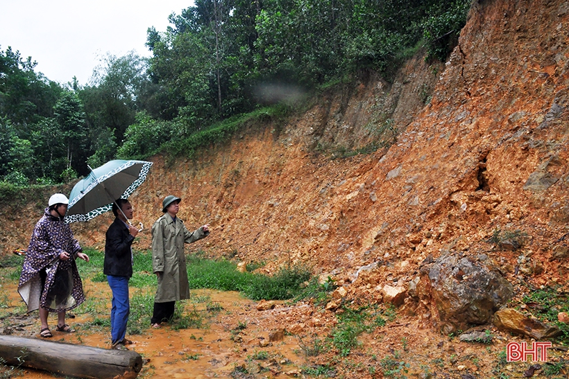 Xuất hiện vết nứt hàng chục mét trên núi, Hương Khê gấp rút sơ tán người dân