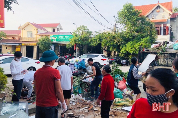 Thành phố Hà Tĩnh khẩn trương vệ sinh môi trường, thu gom rác thải trước khi bão số 8 đổ bộ