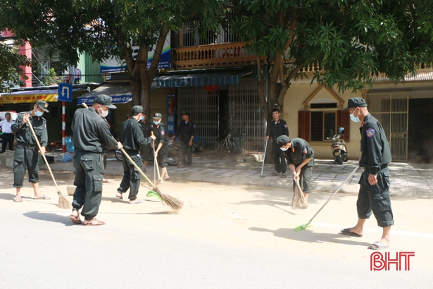 Thành phố Hà Tĩnh khẩn trương vệ sinh môi trường, thu gom rác thải trước khi bão số 8 đổ bộ