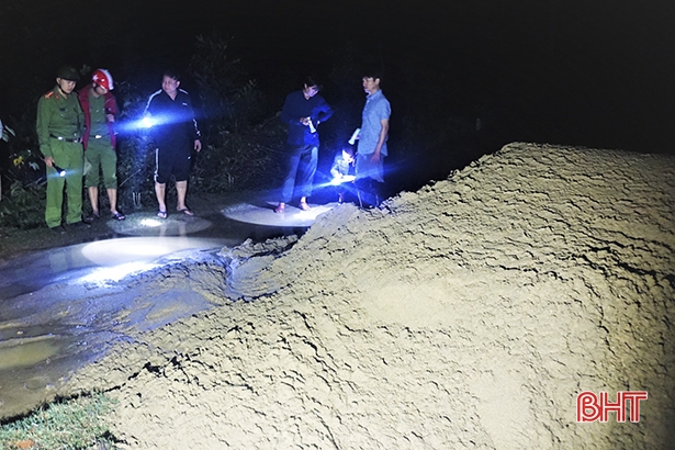 Sà lan khai thác cát trái phép trên sông Ngàn Sâu “bỏ chạy” khi bị phát hiện