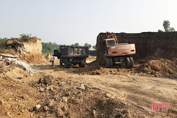 Hà Tĩnh rút giấy phép khai thác 2 mỏ đất