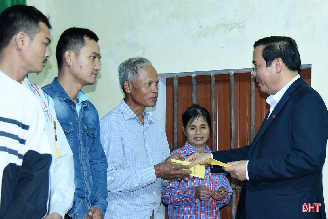 Đoàn công tác Ban Tổ chức Trung ương và tỉnh Bắc Giang hỗ trợ người dân vùng lũ Hà Tĩnh hơn 2 tỷ đồng