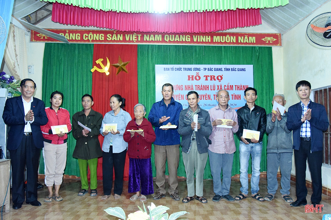 Đoàn công tác Ban Tổ chức Trung ương và tỉnh Bắc Giang hỗ trợ người dân vùng lũ Hà Tĩnh hơn 2 tỷ đồng