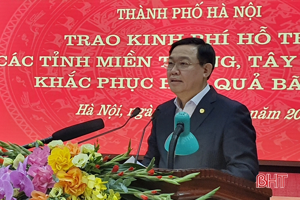 TP Hà Nội trao kinh phí hỗ trợ Hà Tĩnh và các tỉnh miền Trung - Tây Nguyên khắc phục hậu quả mưa lũ