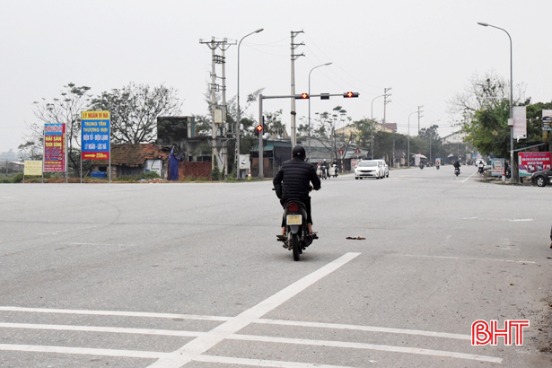 Muôn kiểu vi phạm giao thông ở ngã tư lớn nhất Lộc Hà