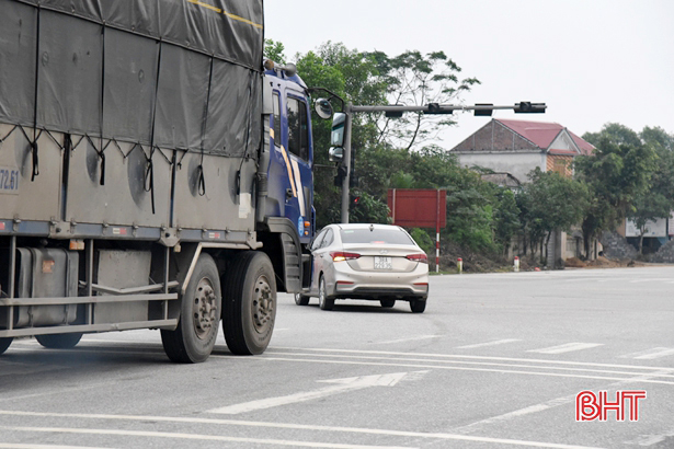 Muôn kiểu vi phạm giao thông ở ngã tư lớn nhất Lộc Hà