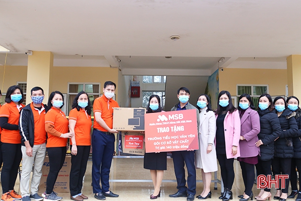 Ngân hàng Hàng Hải Việt Nam trao hỗ trợ các trường học vùng lũ Hà Tĩnh 370 triệu đồng