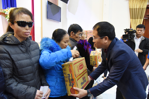 Tặng 80 suất quà cho người khiếm thị ở Lộc Hà
