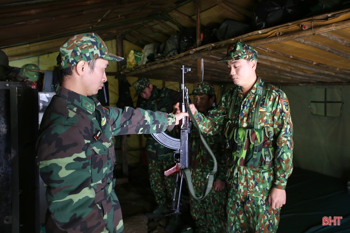 Chiến sỹ biên phòng Hà Tĩnh xuyên rừng tuần tra ngăn dịch Covid-19