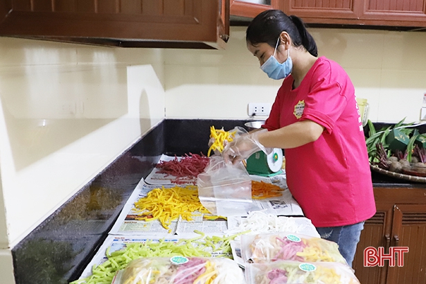 Dịch vụ thực phẩm handmade ở TP Hà Tĩnh “kín đơn” hàng tết