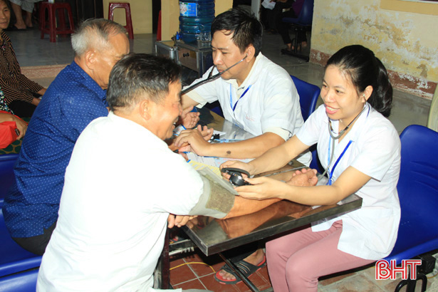 Khám, cấp thuốc miễn phí cho 200 đối tượng chính sách ở Nghi Xuân