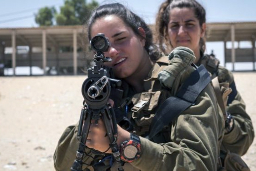 Nữ quân nhân Israel nhả đạn đầy uy lực trên sa mạc