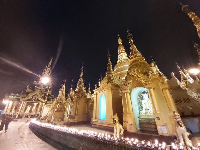 Độc đáo ngôi chùa dát 90 tấn vàng, gắn nghìn viên kim cương đắt giá ở Myanmar