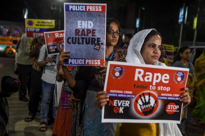 Cảnh sát Ấn Độ bắn chết 4 kẻ hiếp dâm, thiêu sống nữ bác sĩ