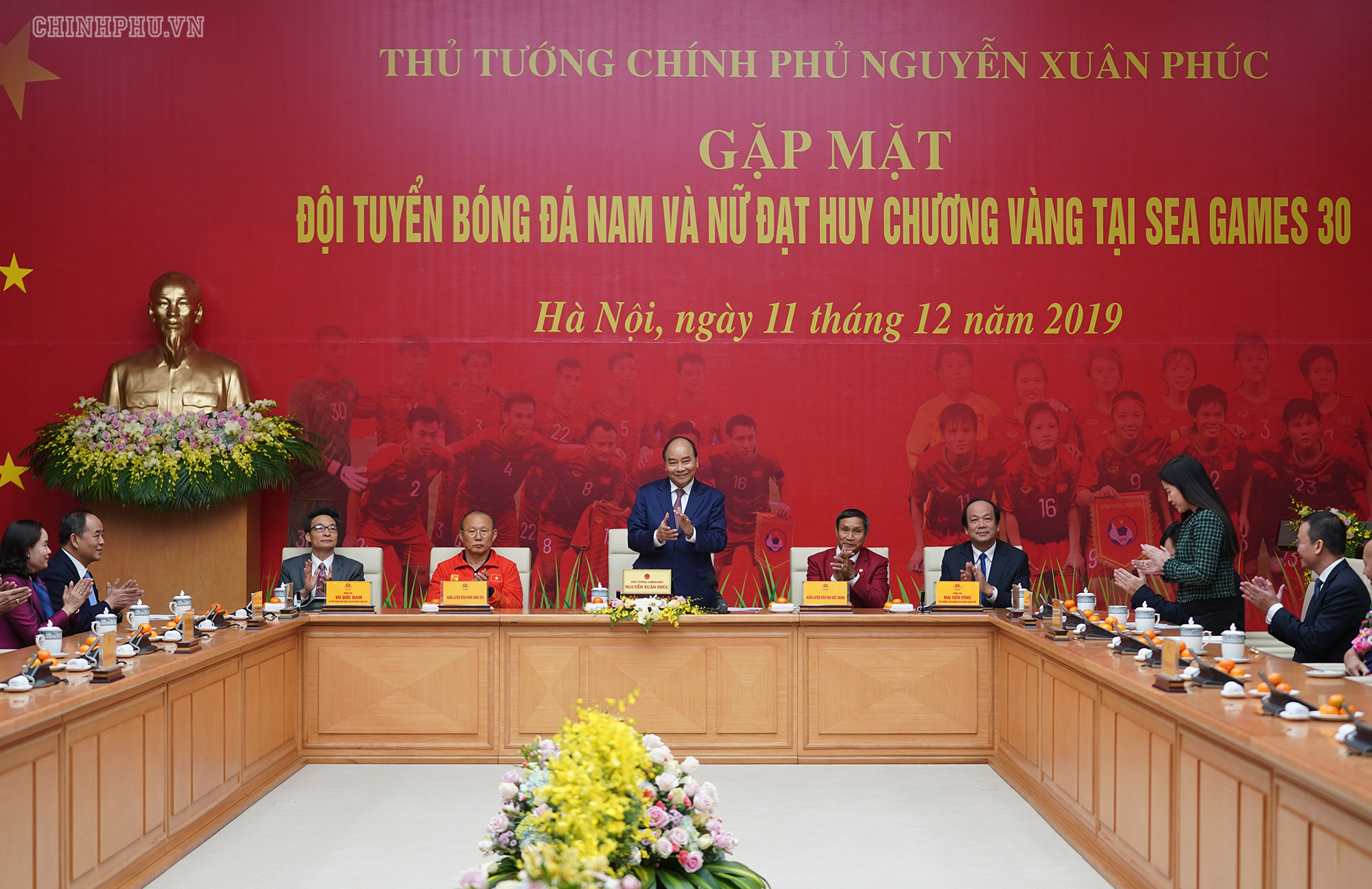 Hình ảnh Thủ tướng Nguyễn Xuân Phúc gặp các đội tuyển bóng đá Việt Nam