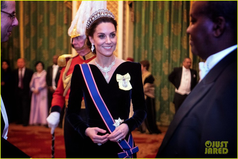 Ngắm Công nương Kate Middleton đội vương miện của Công nương Diana