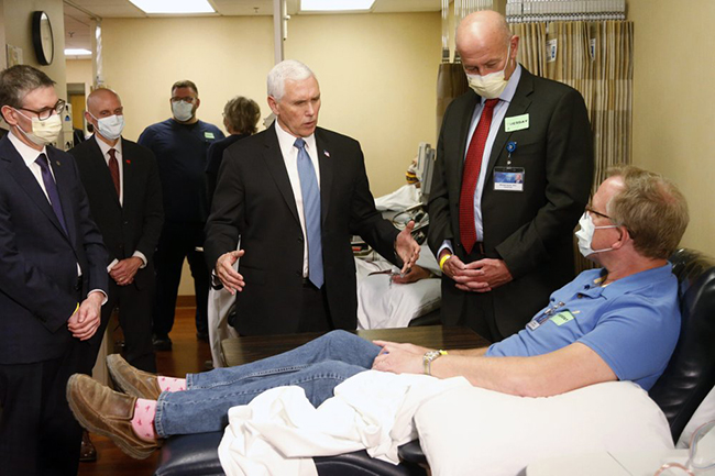 Phó Tổng thống Mỹ bị chỉ trích vì không đeo khẩu trang đến trung tâm y tế