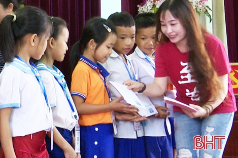 Trao 81 suất học bổng Zhishan Foundaiton cho học sinh nghèo Đức Thọ