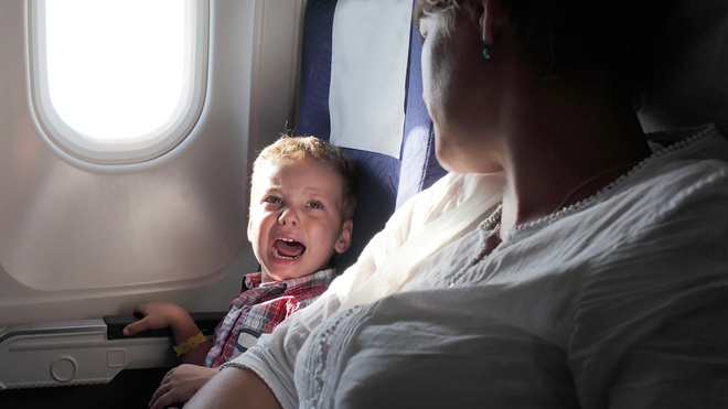 Vì sao trẻ khóc trên máy bay?