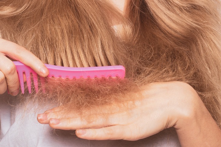 7 lý do khiến bạn không nên đi ngủ khi tóc ướt