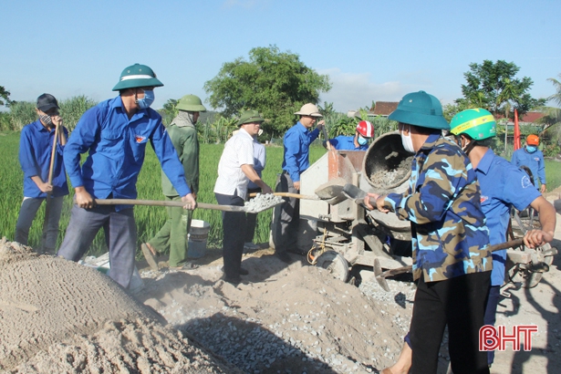 Đoàn thanh niên hỗ trợ 100 tấn xi măng làm đường giao thông ở Hồng Lộc