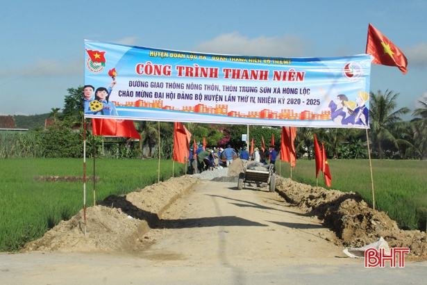 Đoàn thanh niên hỗ trợ 100 tấn xi măng làm đường giao thông ở Hồng Lộc