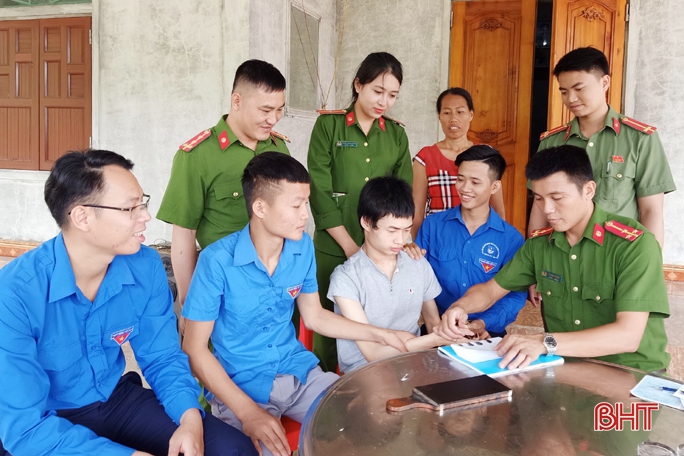 Đến tận nhà làm CMND cho Mẹ Việt Nam Anh hùng ở Hương Sơn