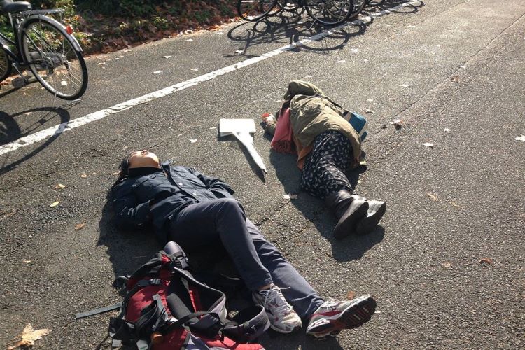 Kỳ lạ sở thích nằm ngủ giữa đường của người dân Nhật Bản ở Okinawa