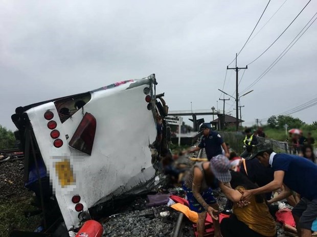 Thái Lan: Xe khách va chạm tàu hỏa, ít nhất 17 người thiệt mạng