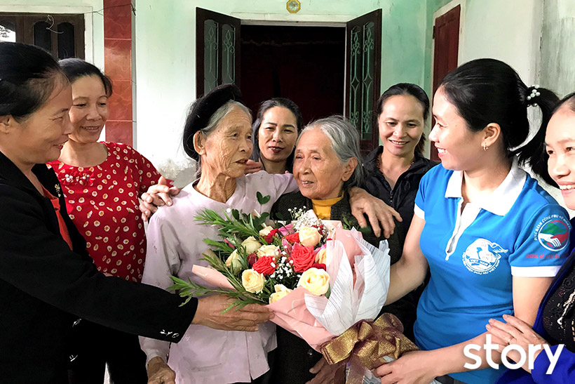 Cuộc gặp gỡ xúc động sau 30 năm của 2 cựu cán bộ phụ nữ ở Hà Tĩnh