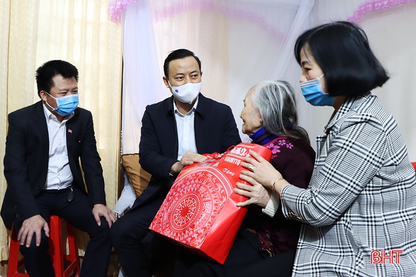 Lãnh đạo Hà Tĩnh tặng quà tết cho người có công, gia đình chính sách ở các địa phương